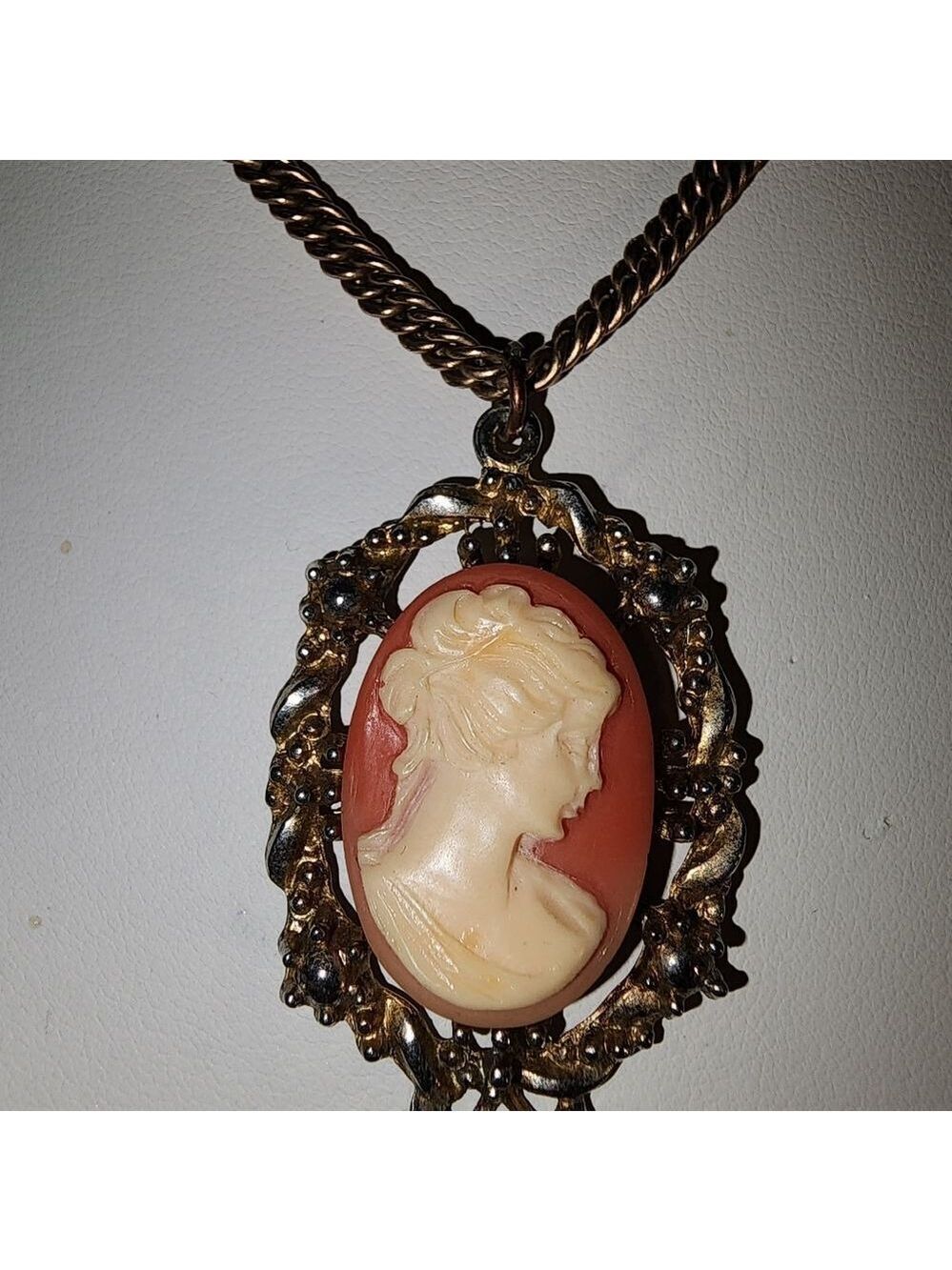 Vintage Art Nouveau Cream Cameo Necklace 14" - Picture 2 of 5